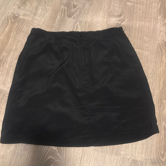 H&M black tulip hem skirt size 12 EUC - Picture 3 of 3